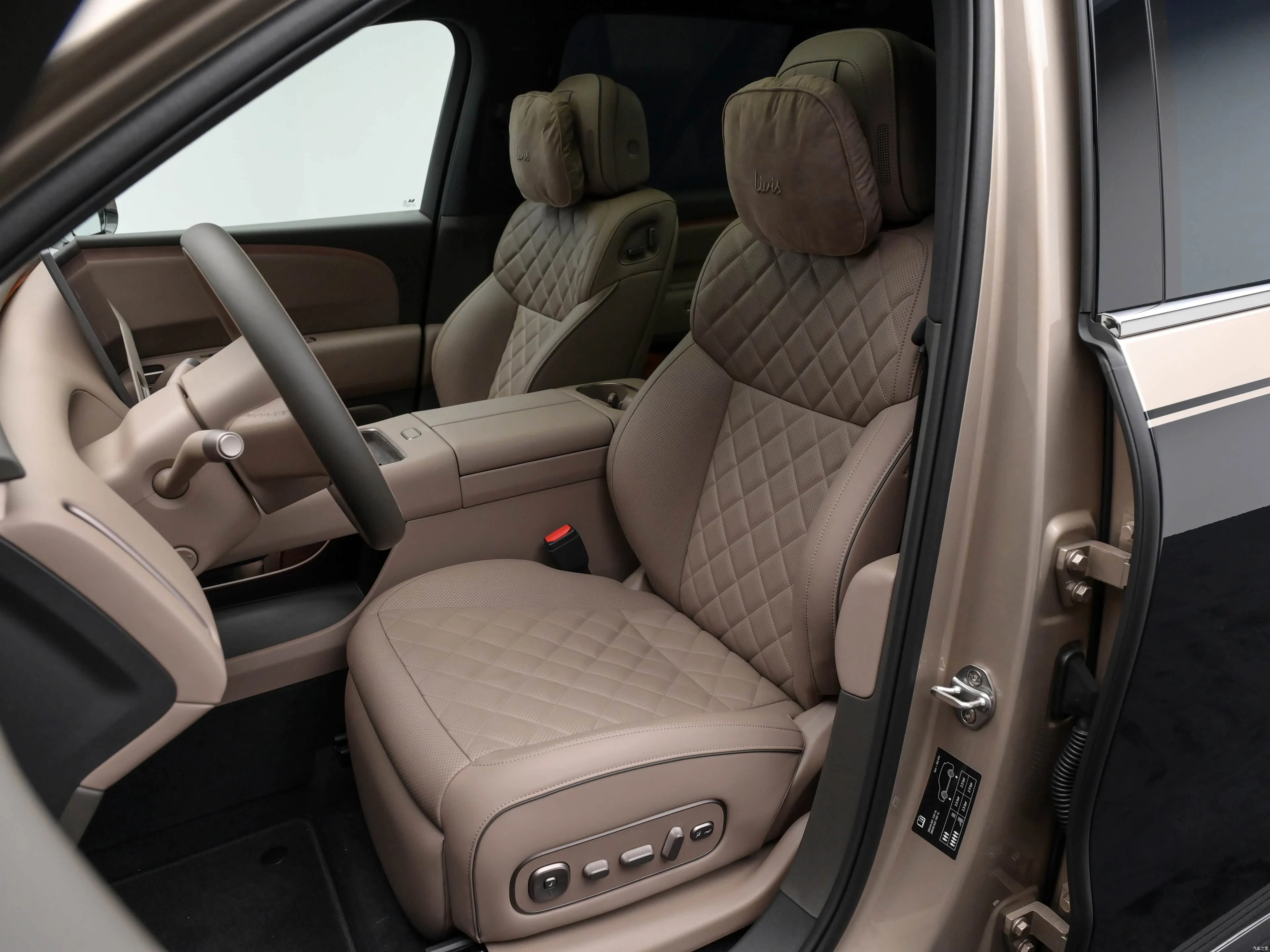 Li Auto L8 cabin
