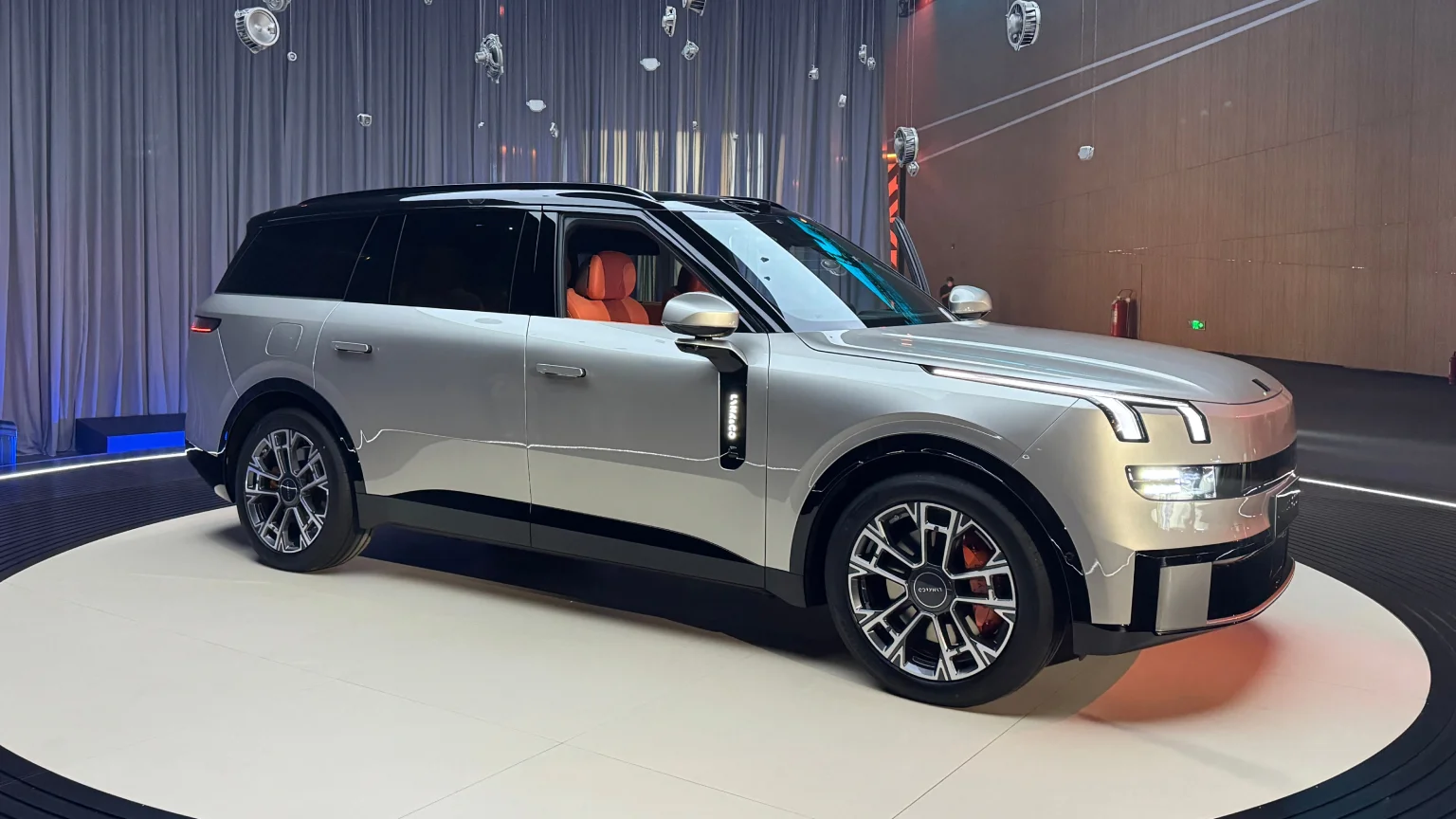Lynk & Co 900 view 4